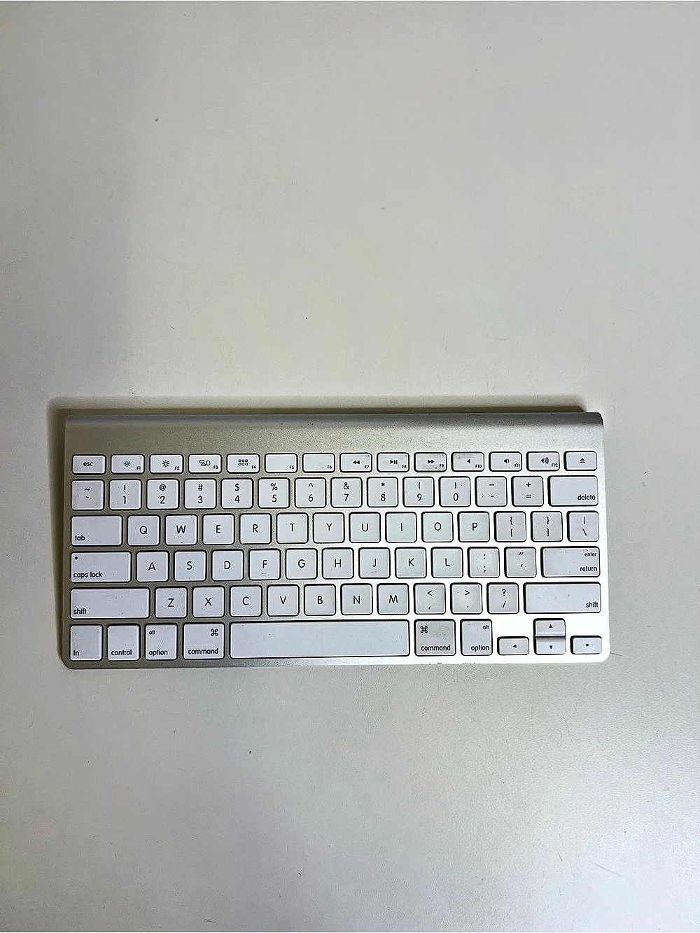 Apple Wireless Keyboard (Model A1314) A1314 Silver & White
